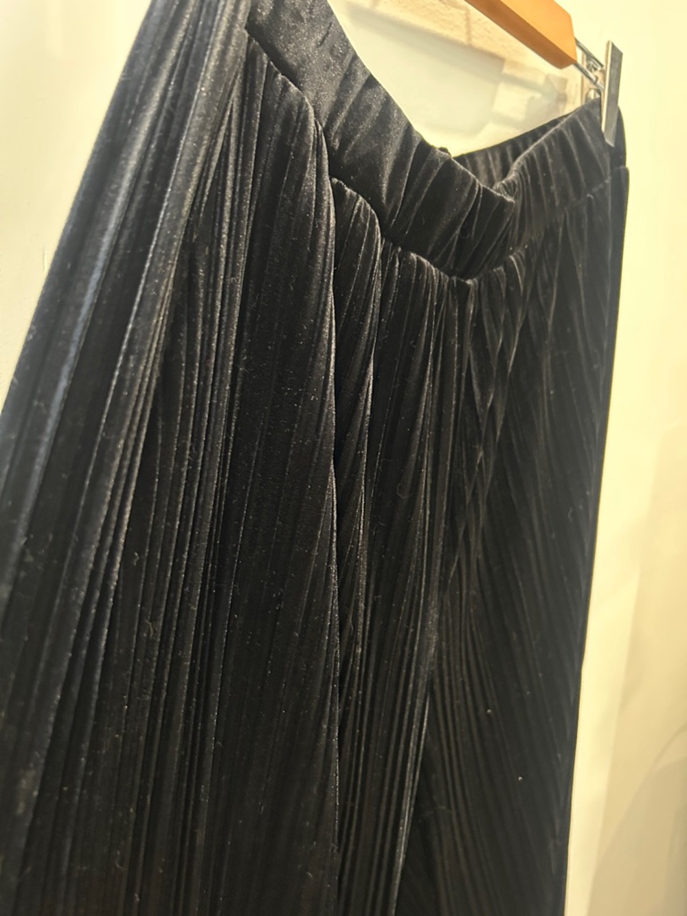 Black Pleated Wide-Leg Velvet Pants - Picture 2 of 3